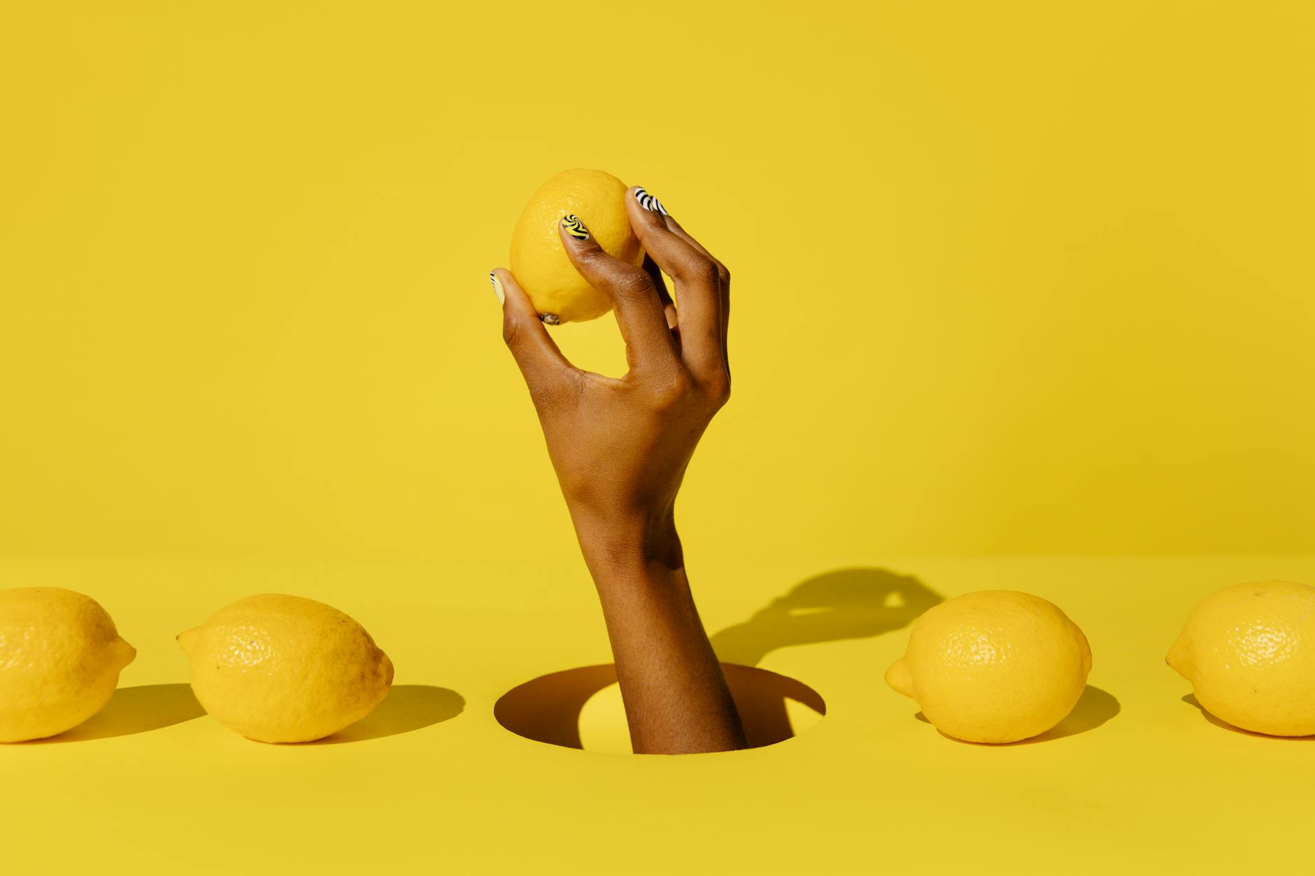 Composição criativa de um vibrador de silicone amarelo cercado por bananas descascadas em fundo amarelo