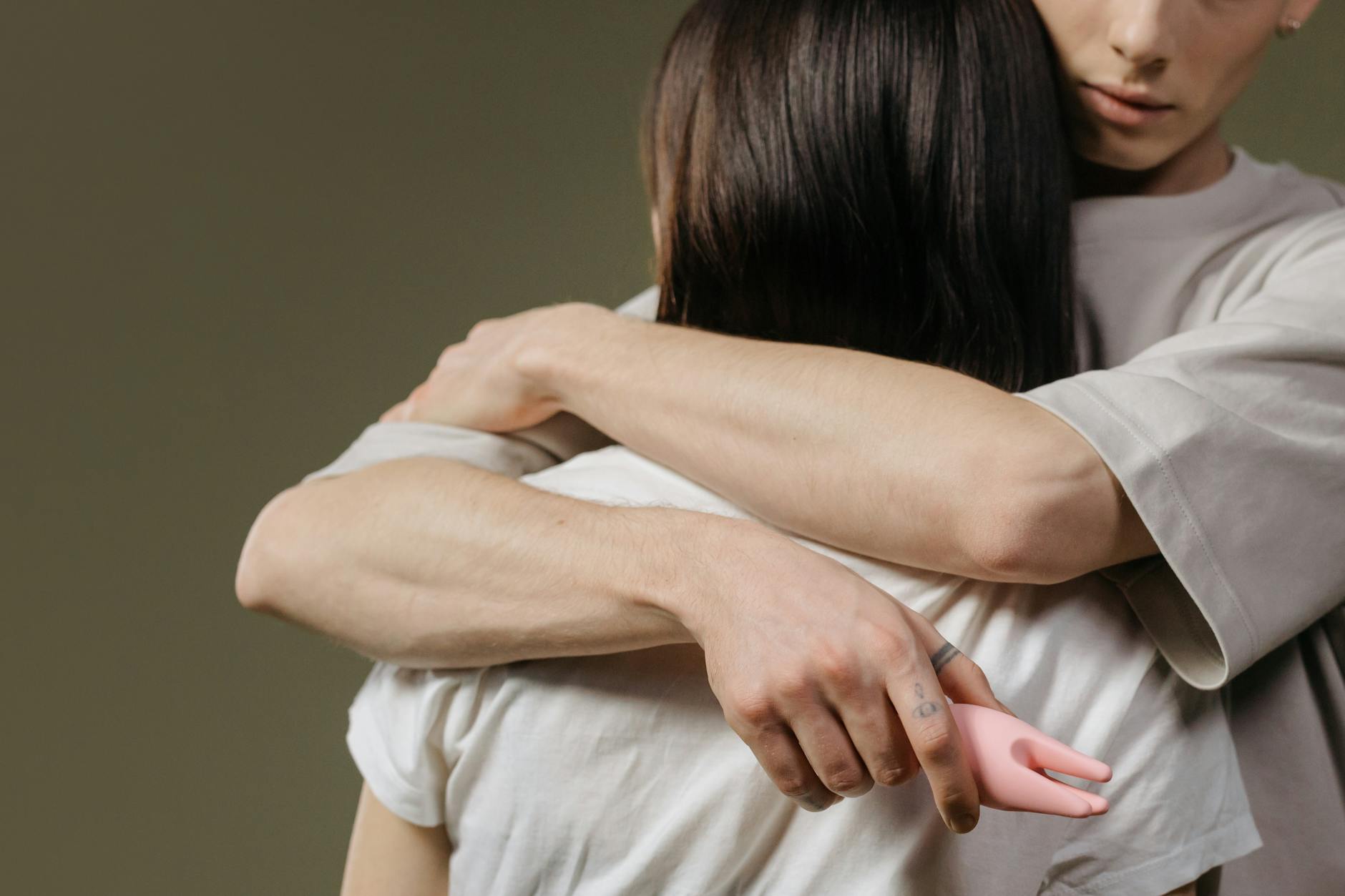Casal abraçado, destacando intimidade e conexão após relação sexual
